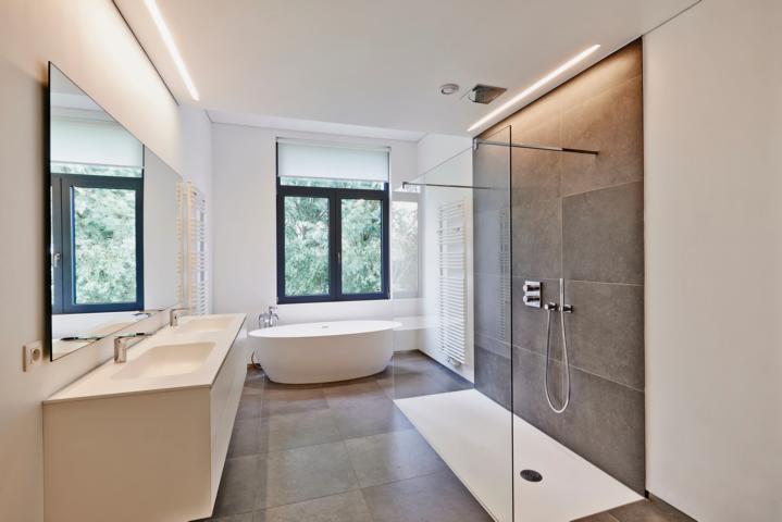 Badezimmer modern gestalten – platzsparende Lösungen und durchdachte Planung